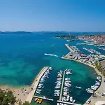 Apartment With Sea View V