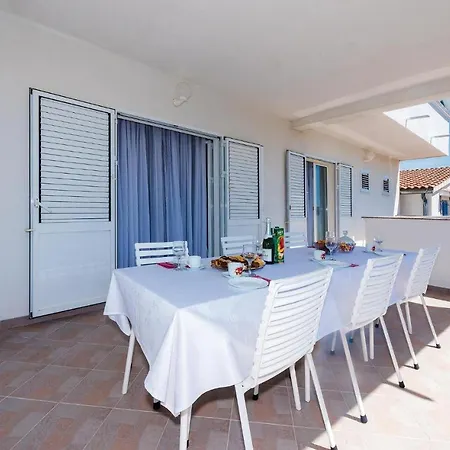 아파트 Awesome Apartment In Vodice With Wifi 보디체