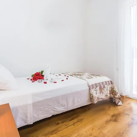 With Sea View V Apartman *