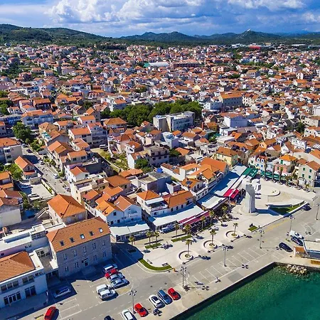 아파트 Awesome Apartment In Vodice With Wifi
