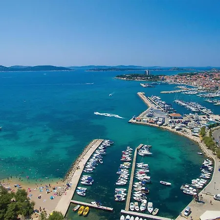 아파트 Awesome Apartment In Vodice With Wifi