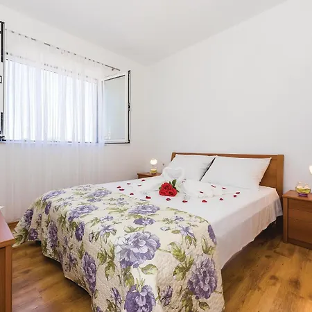 Awesome Apartment In Vodice With Wifi 보디체