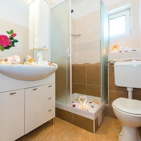 아파트 Awesome Apartment In Vodice With Wifi 보디체