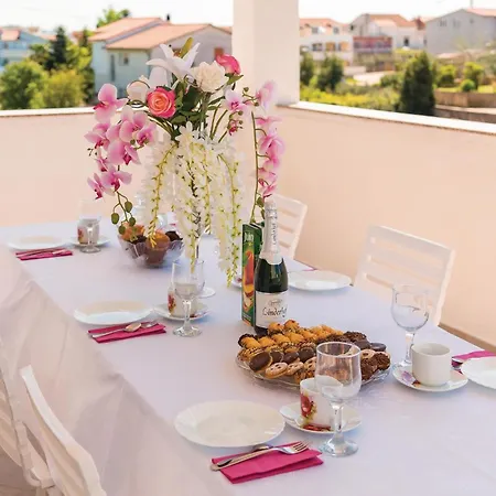 Awesome Apartment In Vodice With Wifi 보디체