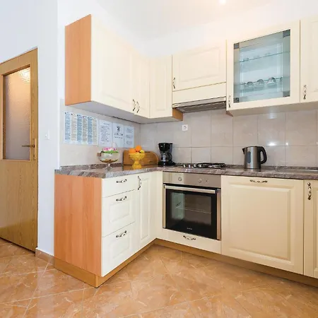 아파트 Awesome Apartment In Vodice With Wifi 보디체
