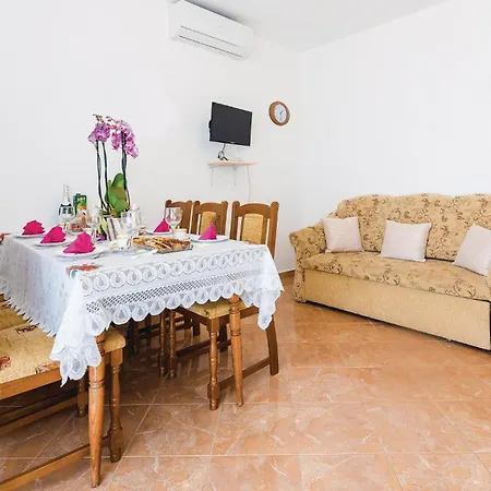아파트 Awesome Apartment In Vodice With Wifi 보디체