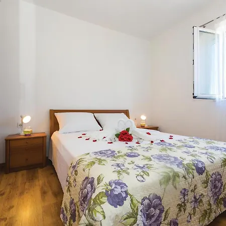 아파트 Awesome Apartment In Vodice With Wifi 보디체