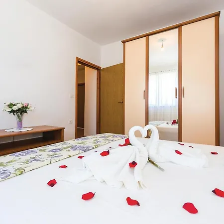 아파트 Awesome Apartment In Vodice With Wifi 보디체