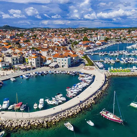 아파트 Awesome Apartment In Vodice With Wifi